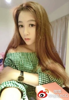 約漂亮妹子去唱歌 把她灌醉以後帶到酒店偷操了 爲了以後還能操她 拍照留念